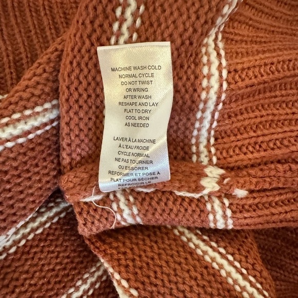 T Tahari | Saddle Stripe Long Sleeve Crop Sweater (M) - Picture 3 of 4